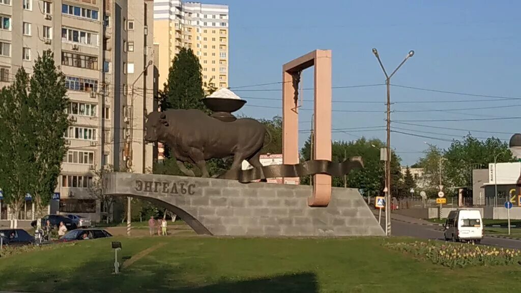 Бык солевоз Энгельс. Бык-солевоз Саратов. Памятник быку в Энгельсе. Саратов бык памятник. Энгельс пл свободы