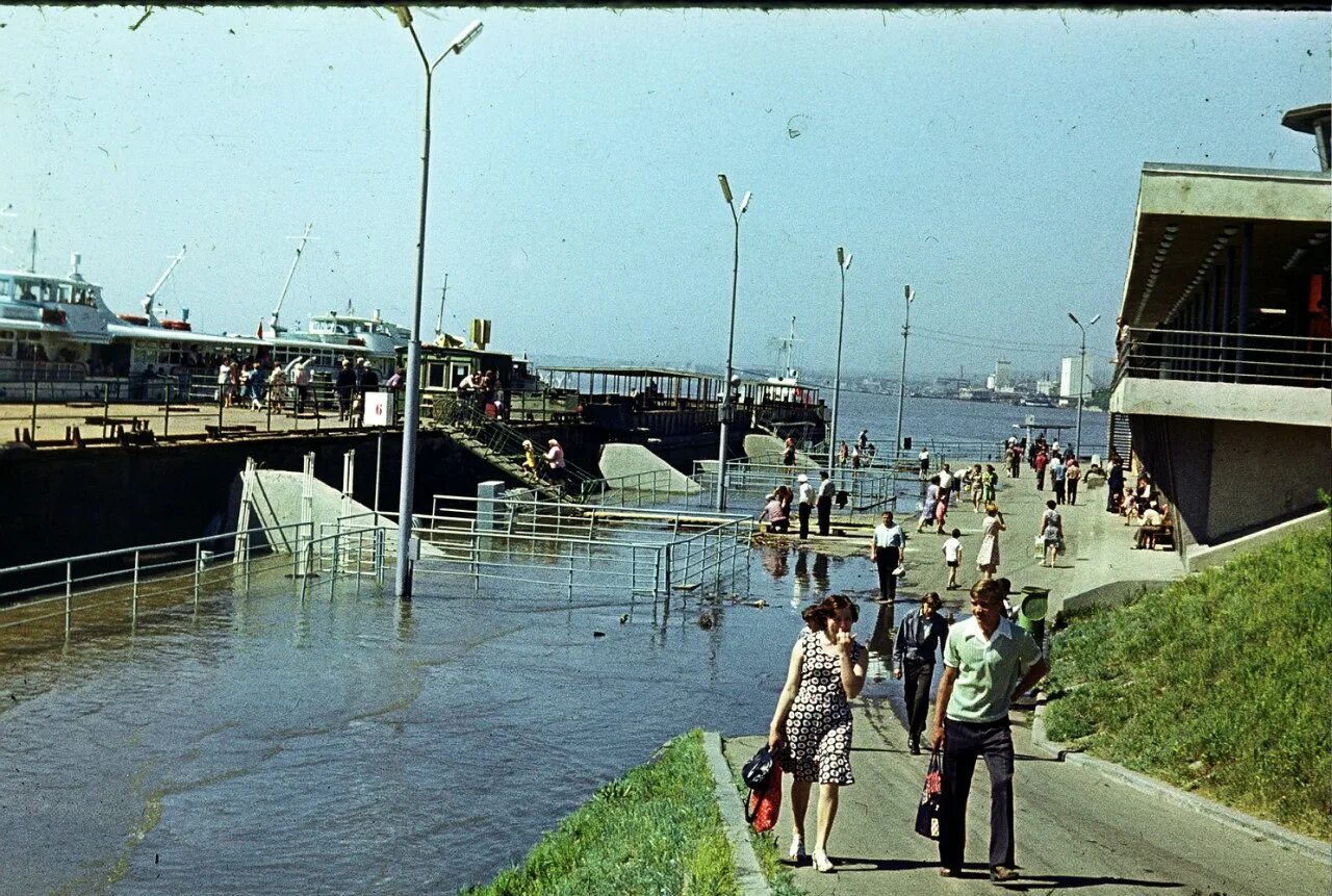 Саратов 2000 год. Наводнение в Саратове 1979. Наводнение Саратов 1979 набережная. Старый Речной вокзал Саратов. Саратов Речной вокзал 1990г.