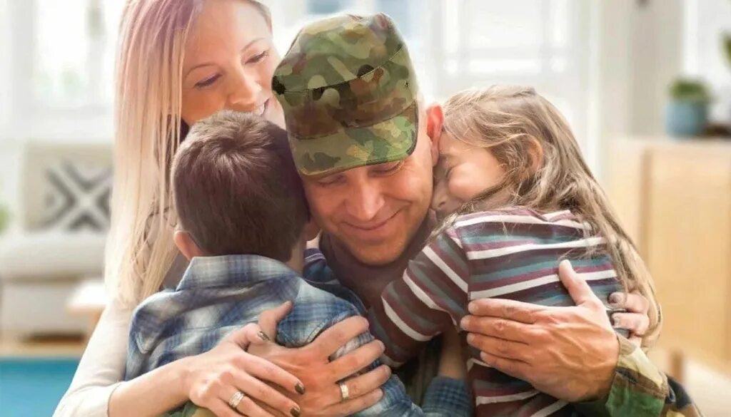 Ипотека 2 для участников сво регионы. Военная ипотека. Фотосессия военного с семьей. Семья военнослужащего. Солдат с ребенком.