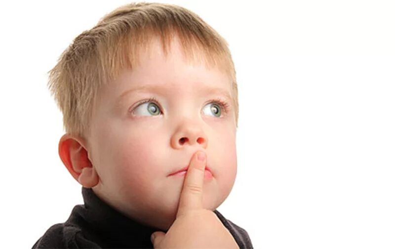 задумчивый ребенок. ребенок думает. ребенок часто задумывается. ребенок в раздумьях. мальчик думает.