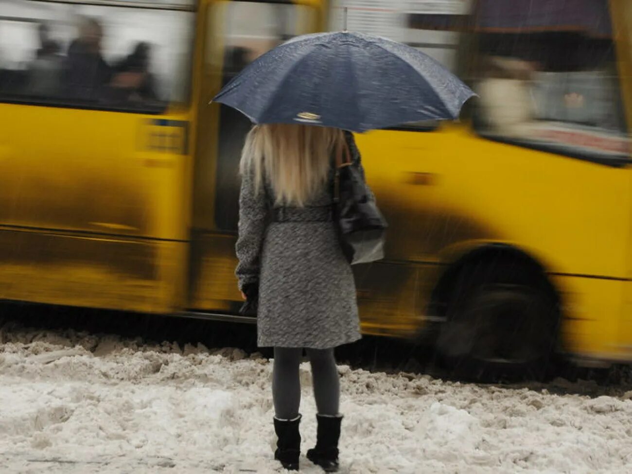 Около меня. Девушка на автобусной остановке. Девушка на дождливой остановке. Женщина ждет автобус. Девочка на остановке.