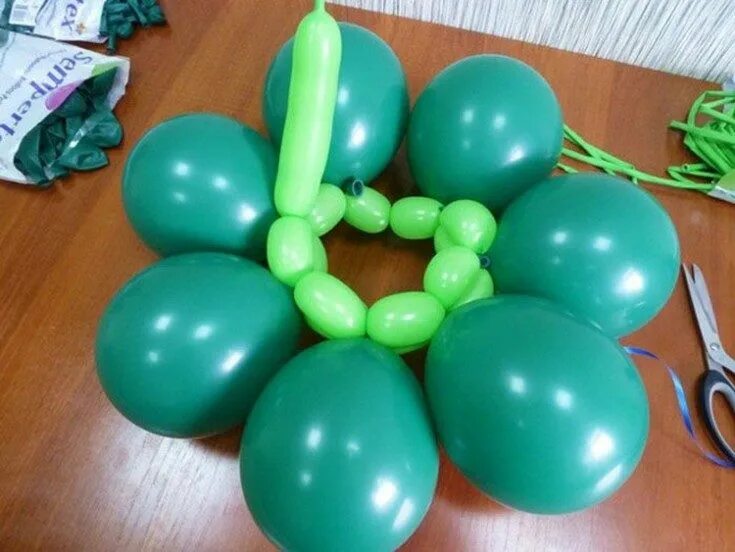 Где делают шарики. Елка из воздушных шаров. Елка из ШДМ. Елочка из шариков ШДМ. Шары для моделирования елка из шаров.
