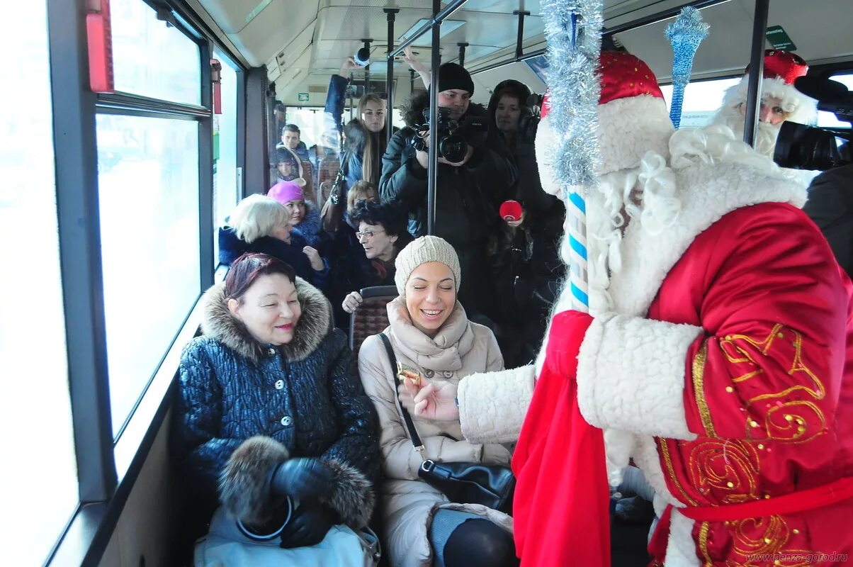 Новогодние туры для школьников. Автобус новый год. Новогодний автобус с елкой. Новогодний транспорт. Автобус снегурочки.