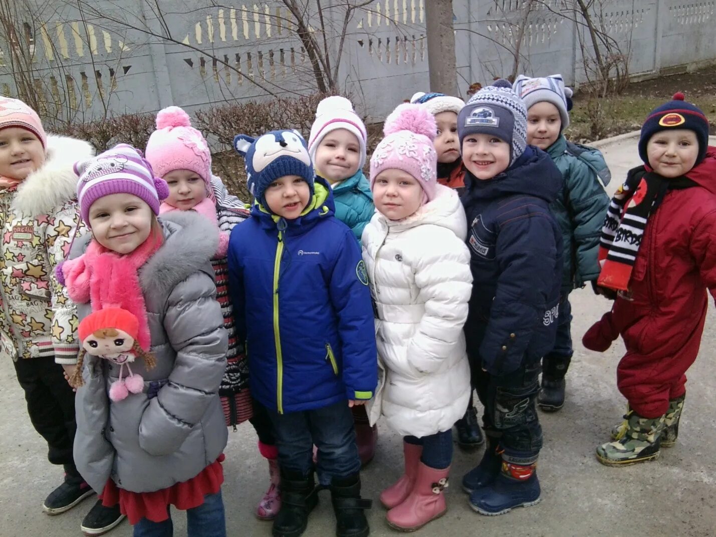 Весенние прогулки в средней группе. Прогулка в детском саду. Дети на прогулке в детском саду. Дети в садике на прогулке. Дети на прогулке весной.