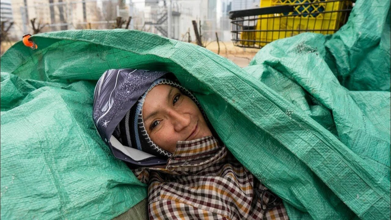 Homeless women. Женщина бродяжка.