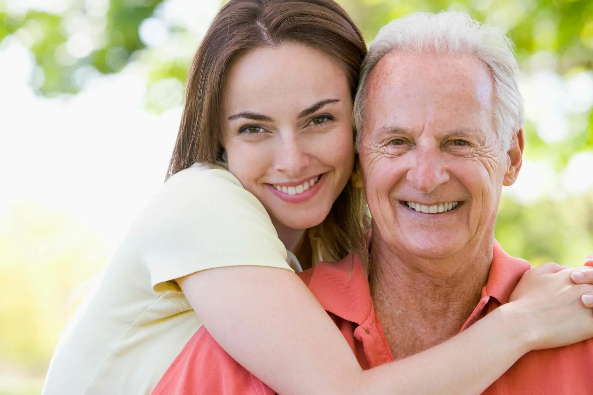 Daddy loves daughter. Мужчина старше девушки. Пожилой мужчина и девушка. Девушка с пожилым мужчиной. Пенсионер с молодой девушкой.