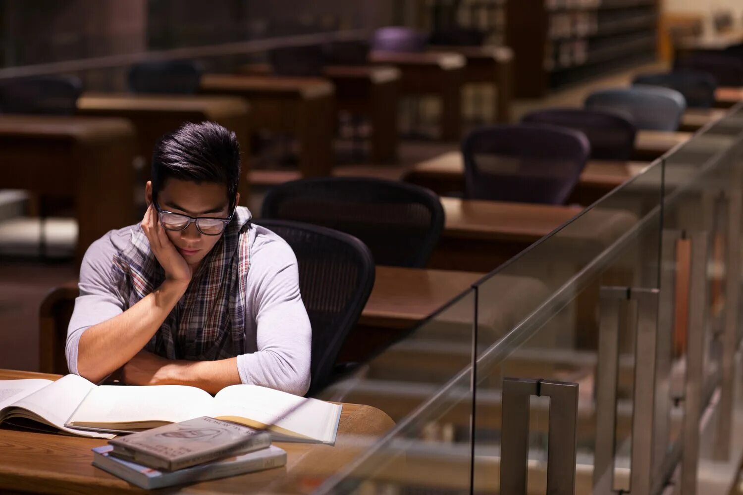 Домашнее задание в колледже. Night study. Студент учится ночью. Математик Тэкла.. Night student