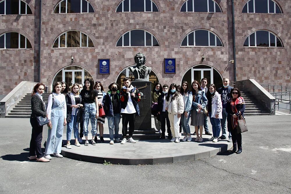 площадь республики ереван вид сверху. столица армении ереван. русский драмтеатр станиславского ереван. русский театр в ереване. ереван кий оперный театр.