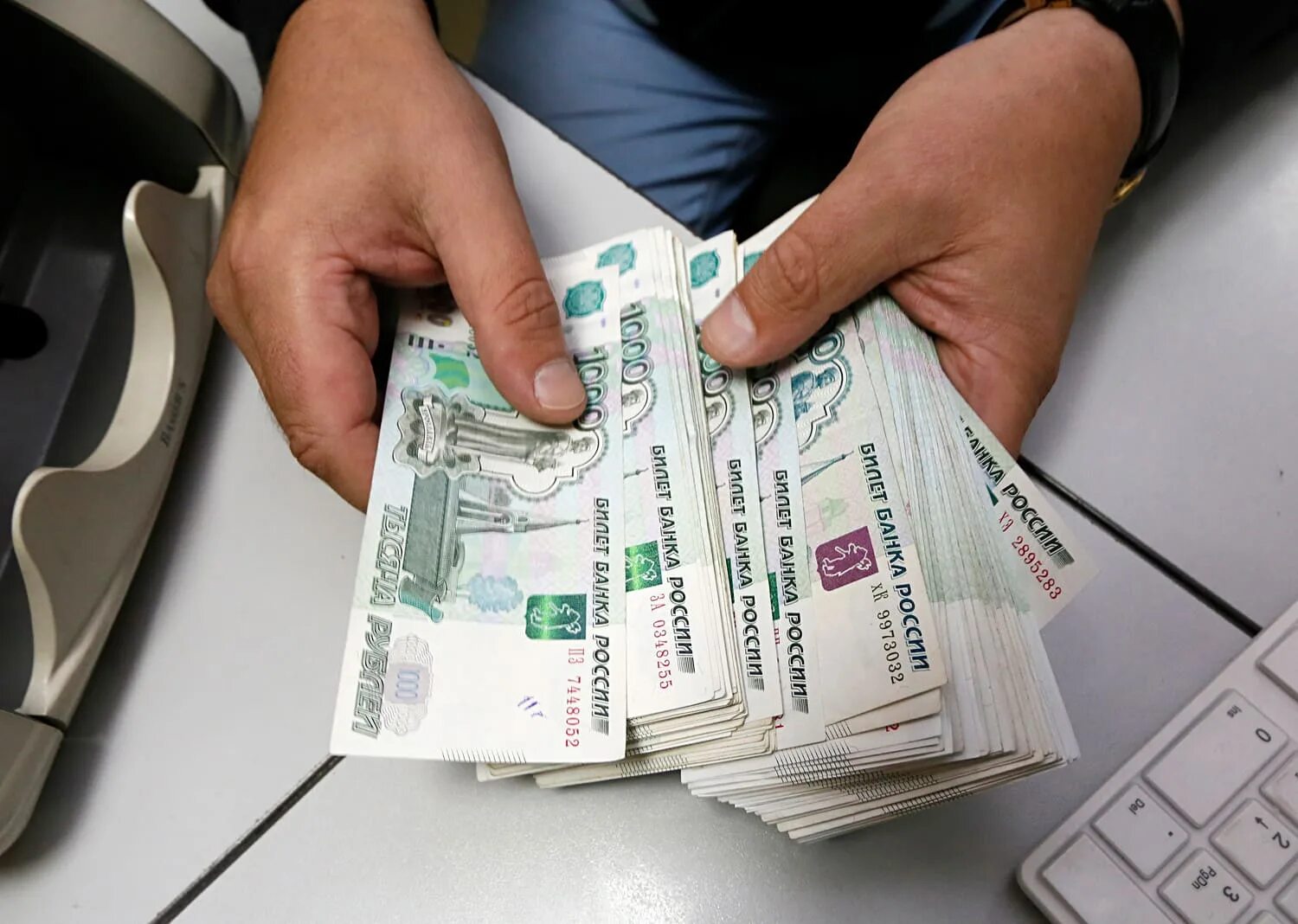 Кредит взять 50 млн. Человек с деньгами в руках. Кредит взять 50 млн. Миллион рублей. Деньги в руках.