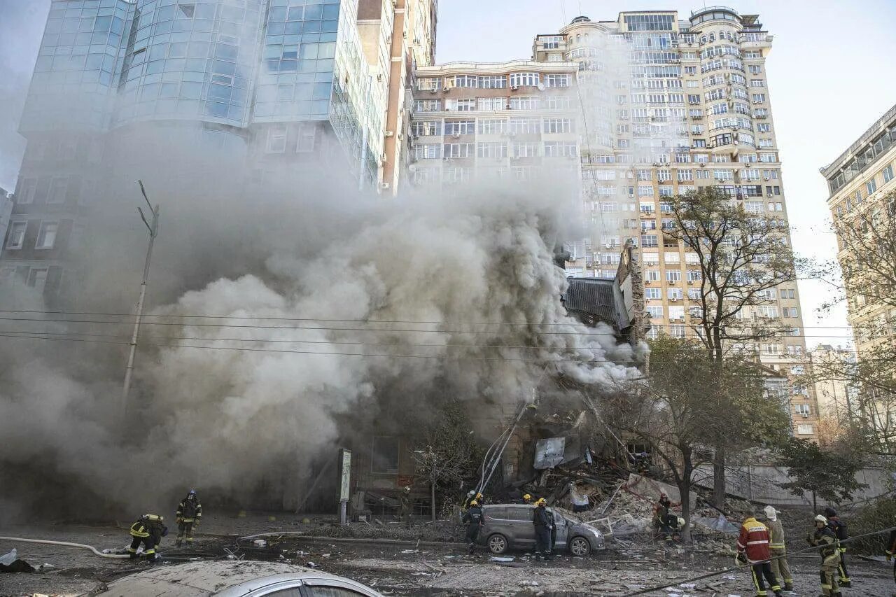 Сбу в киеве разбомбили. Киев 2022. Взорванное здание в Киеве. Пожары и взрывы.