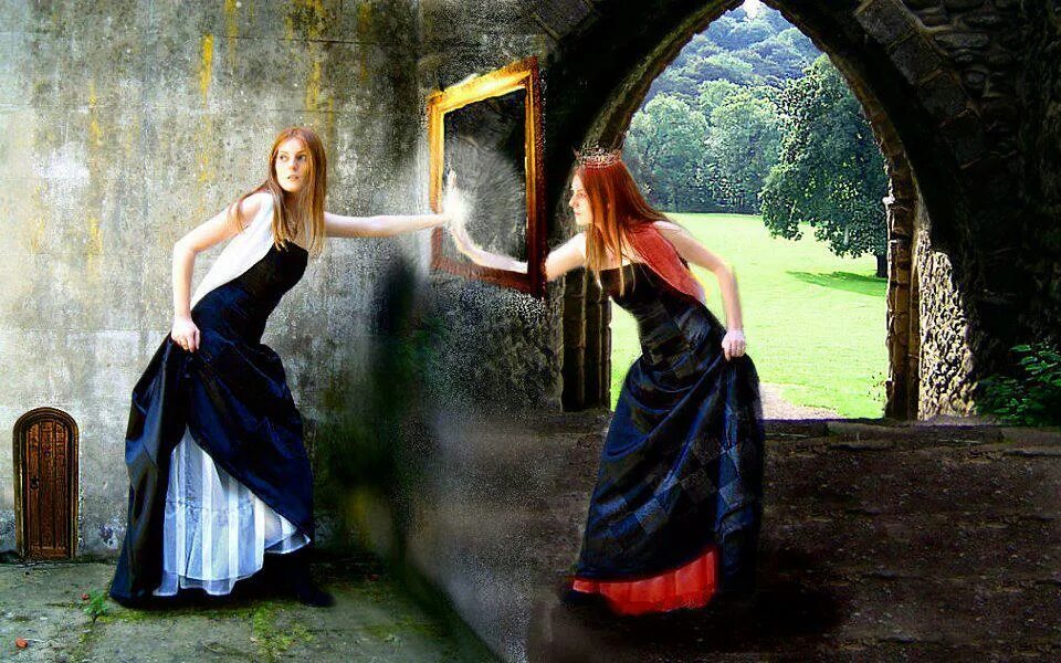 Отражаясь в зеркалах книга. Отражение в зеркале. Отражение в зеркале фэнтези. Мир зазеркалья. Девушка в Зазеркалье.