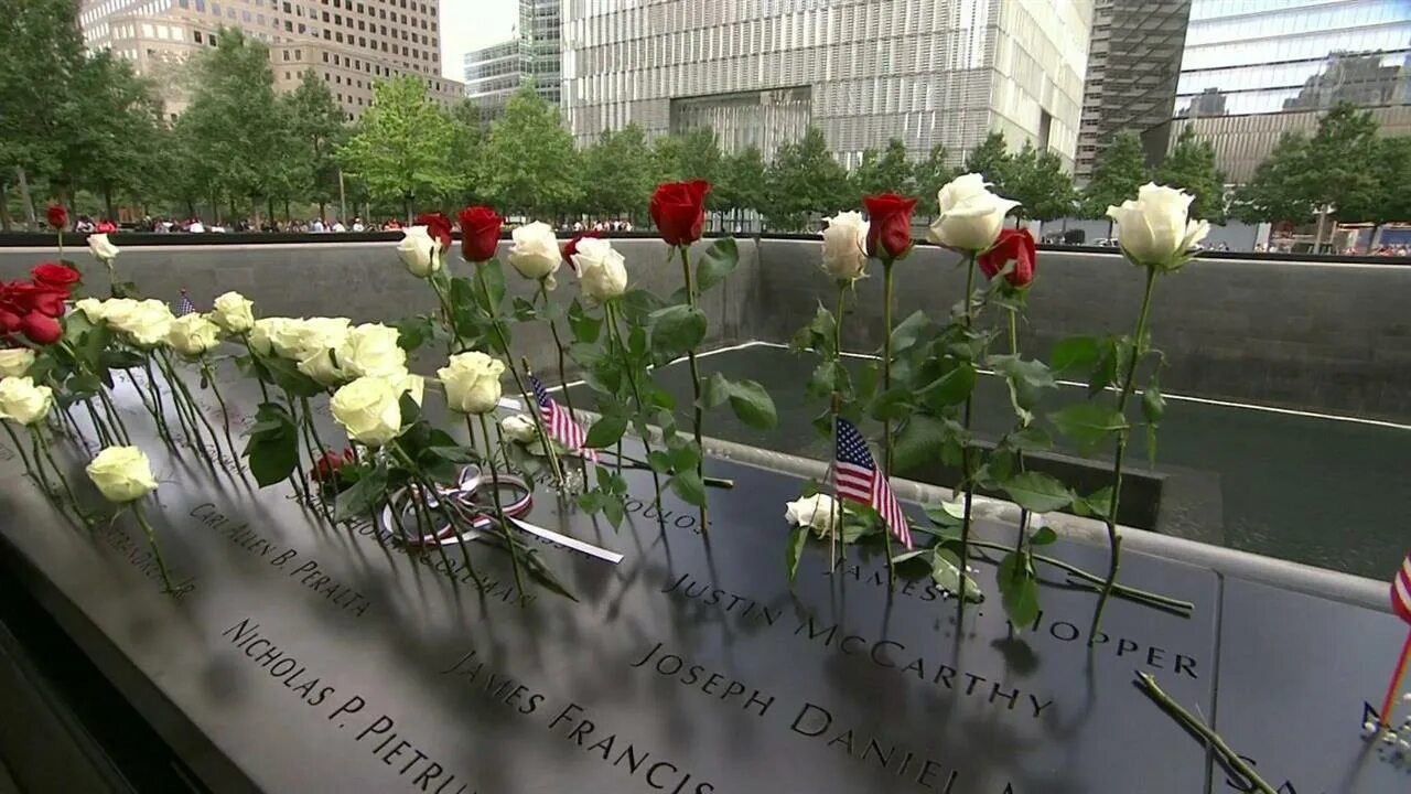 Сколько человек погибло в теракте 2001 года. Теракт в США 11 сентября 2001 года. Мемориал трагедии 11 сентября в США. 9.11.2001 Теракт сержант Маклафлин.