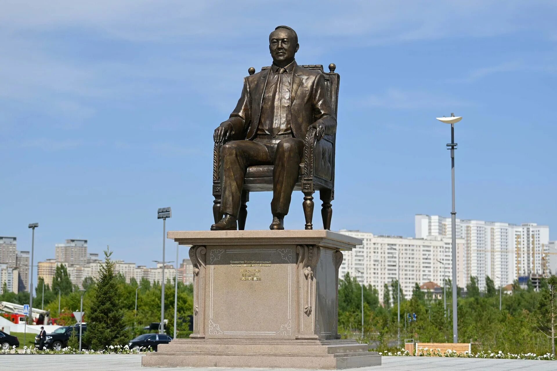Я шагаю как назарбаев в астане. Нурсултан назарбаев памятник. памятники назарбаеву в казахстане. памятник назарбаева в алматы. памятники нурсултана назарбаева.