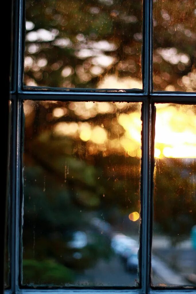 В окнах отражается солнце. Отражение в окне. У окна. Стекло окно. Блики на окне.