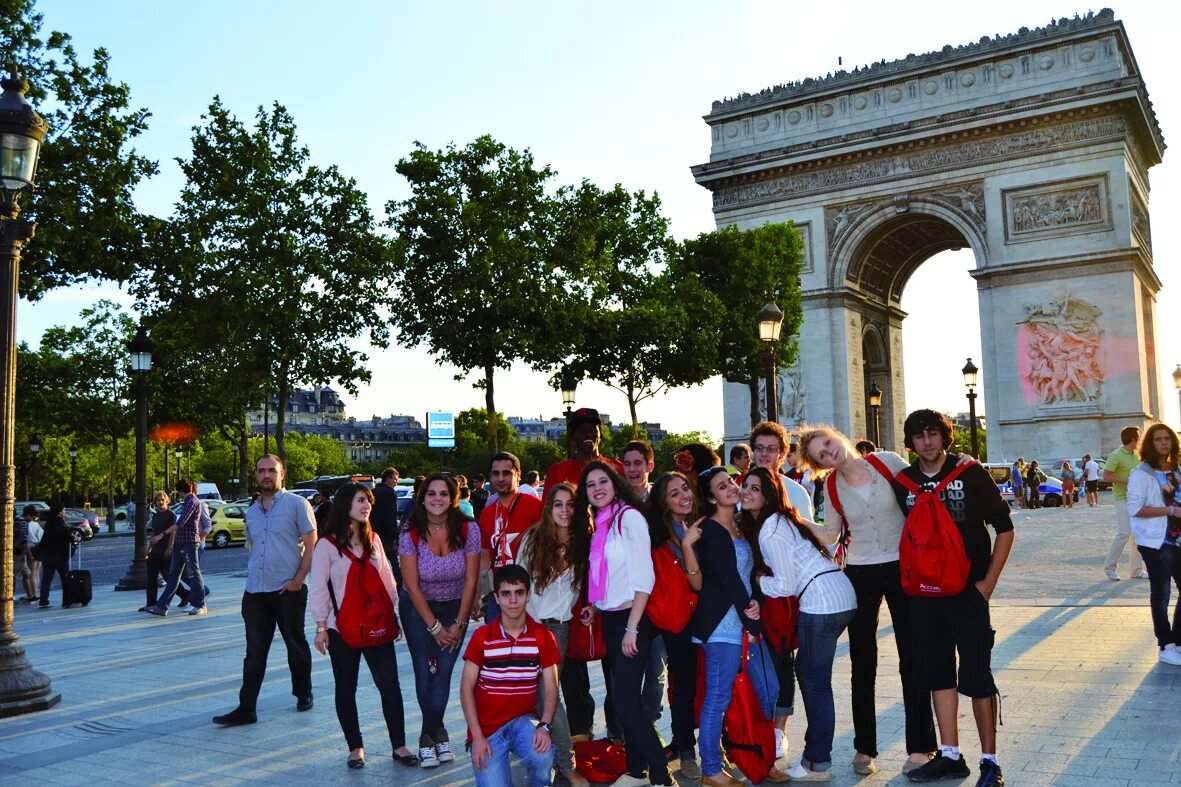Сколько живет во франции. Молодежь Франции. Студенты в Париже. Молодежь в Париже. Молодежная политика во Франции.