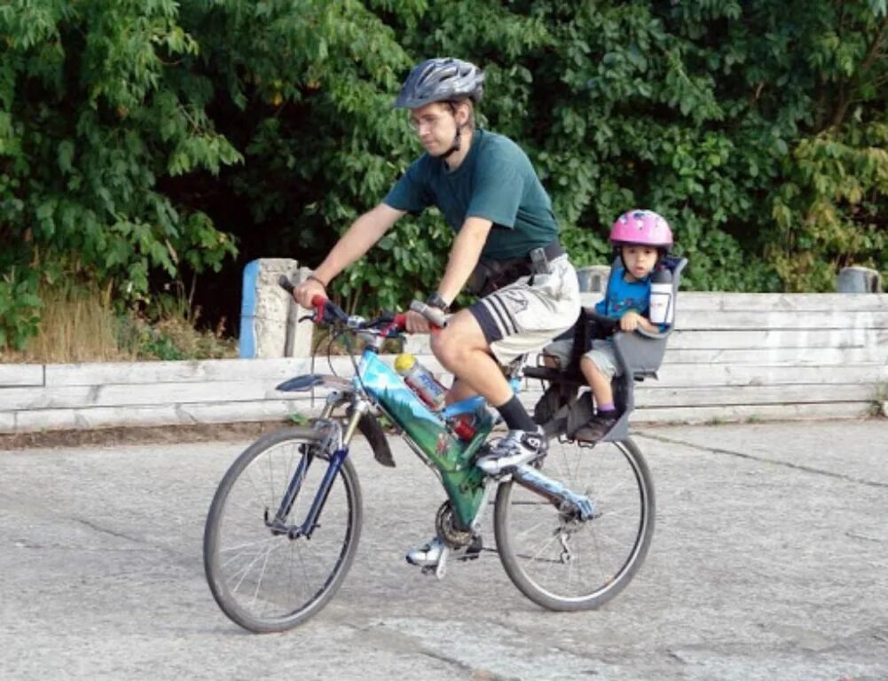 Можно 1 кататься на велосипеде. Велосипед для перевозки детей. Пассажир на велосипеде. Велосипед взрослый. Велосипедист на велосипеде.