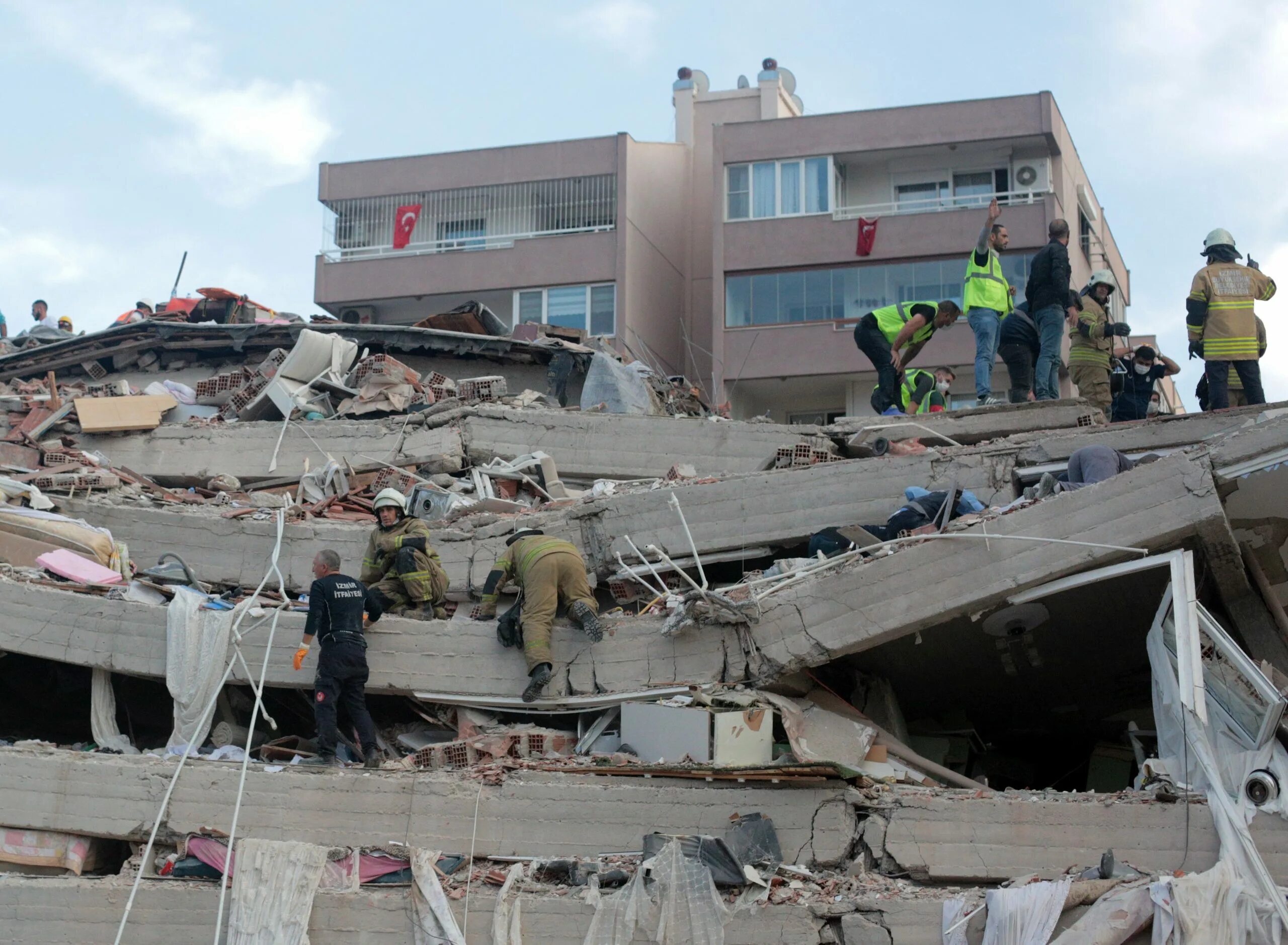 Землетрясение сегодня в сша последнее. Измир Турция землетрясение 2020. Землетрясение в Измире 2020. Землетрясение в Турции 30 октября 2020. Измир Турция землетрясение.