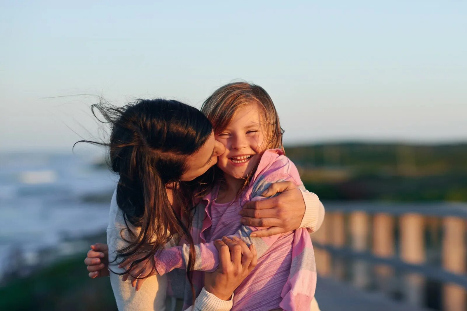 Mother and daughter family. Мама с дочкой в обнимку. Мама обнимает дочь. Встреча мамы с дочкой. Мама с дочкой обнявшись.