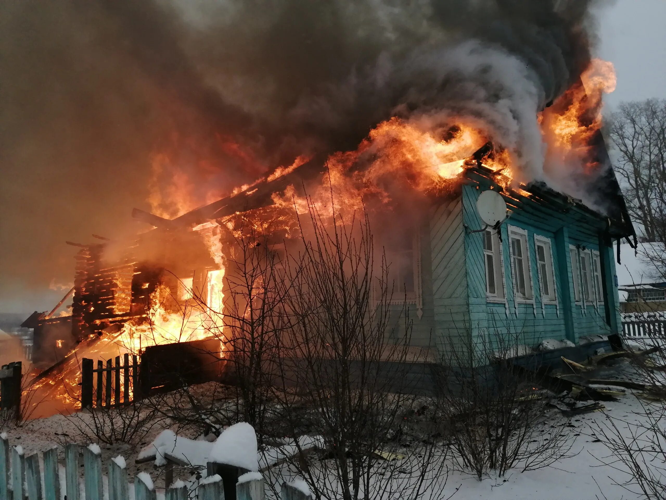 Горящий дом фон. Давай сгоревший дом. Горящий дом. Давай сгоревший дом. Давай сгоревший дом.