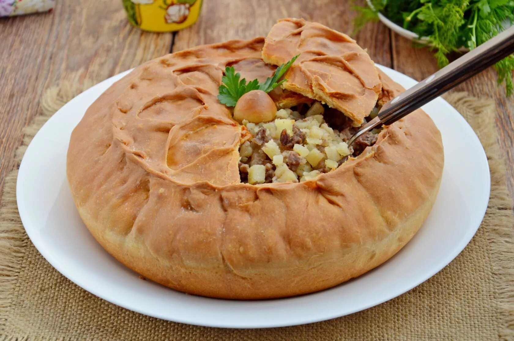 Пирог зур бэлиш. Зур бэлиш с говядиной и картошкой. Вак бэлиш и зур бэлиш. Пирог балиш. Бэлиш башкирский.