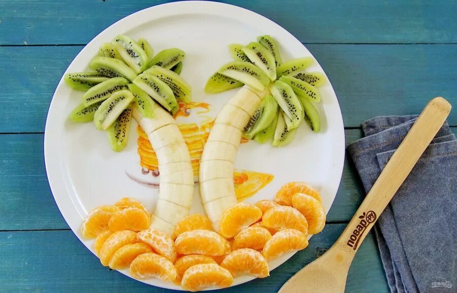 Как разрезать тарелку. Банан киви мандарин Пальма. Фруктовая Пальма банан киви мандарин. Фруктовая тарелка. Красиво порезать фрукты.