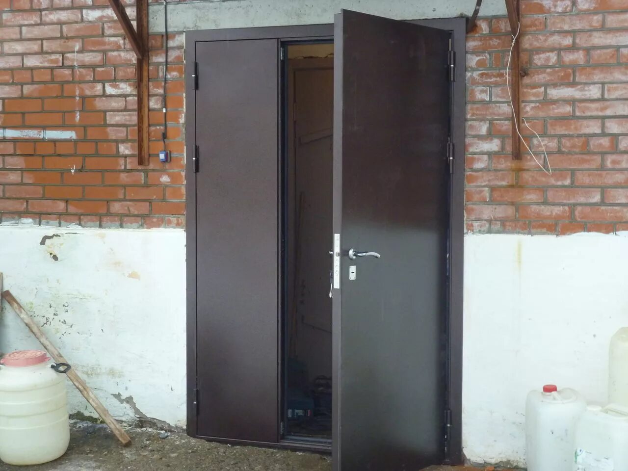 дверь железная подъездная. дверь подъездная металлическая. установка подъездных дверей. металлические подъездные двери 116х 2750. железная дверь с домофоном в подъезд.