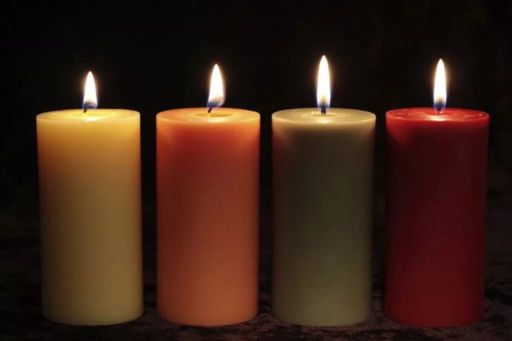 Свеча на благополучие. Черно зеленая свеча. Свеча род. Свечка на счастье. Свечка горит в темноте.