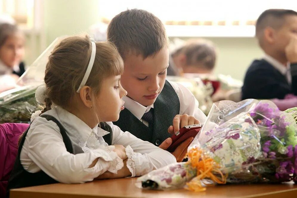 Школа первоклассника. Телефон для первоклассника. Школьники младших классов. Школьники младших классов. Папа первоклассницы.