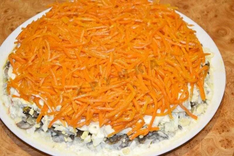 Салат с курицей сыром корейской морковкой