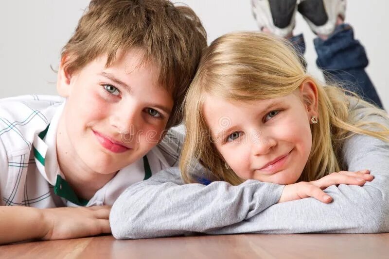 Помог сестренке. Уроки с сестрой фото. Родители и дети школьники. Помогаю сестре сделать уроки. Сестры в учебе.