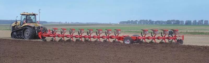 большой плуг. трактор big bud с плугом. огромный плуг. самый большой плуг для трактора в мире. плуг.