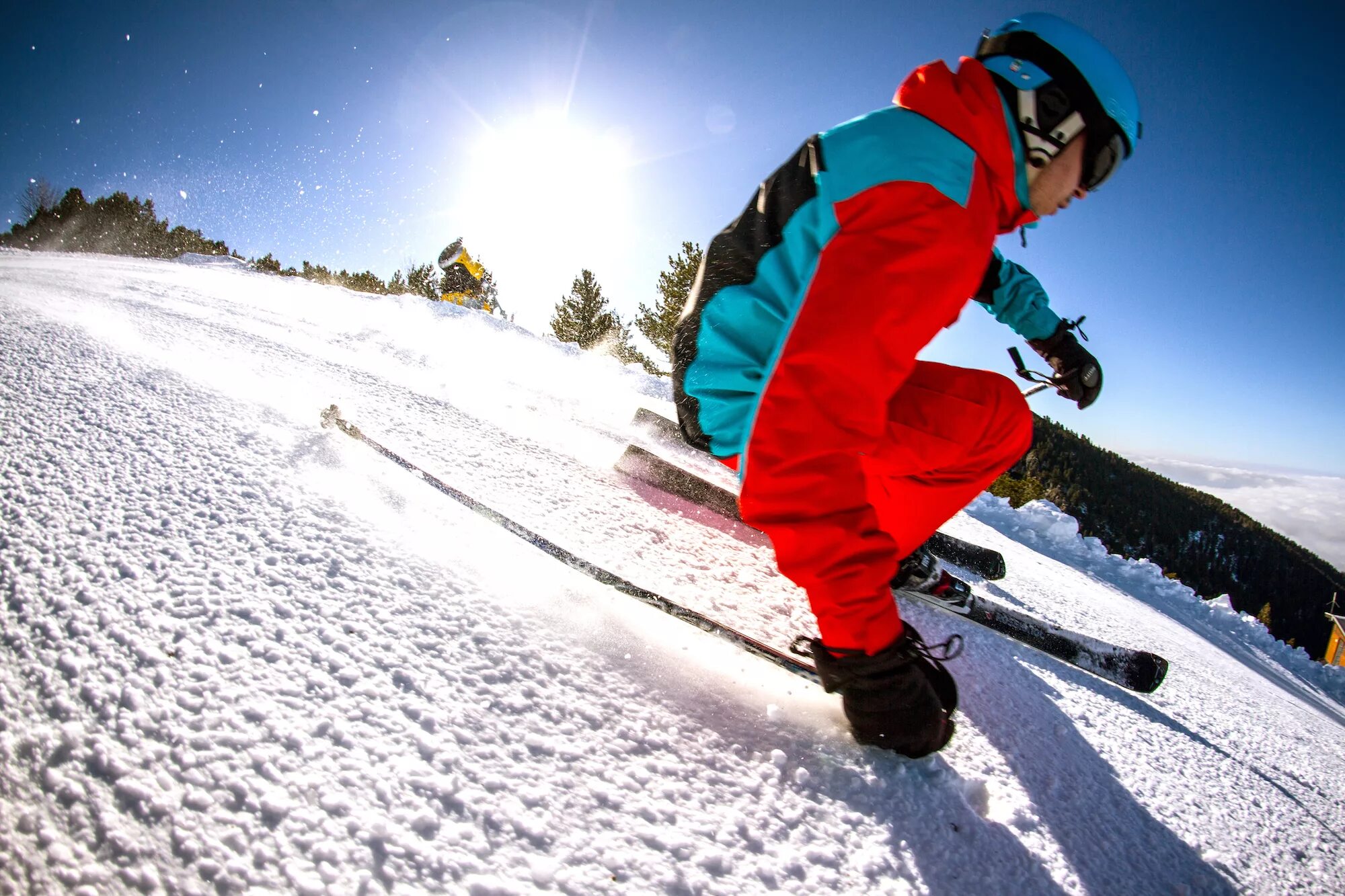 Горнолыжный спорт. Горные лыжи спорт. Человек на лыжах. Зимние лыжи. Зимний спорт.
