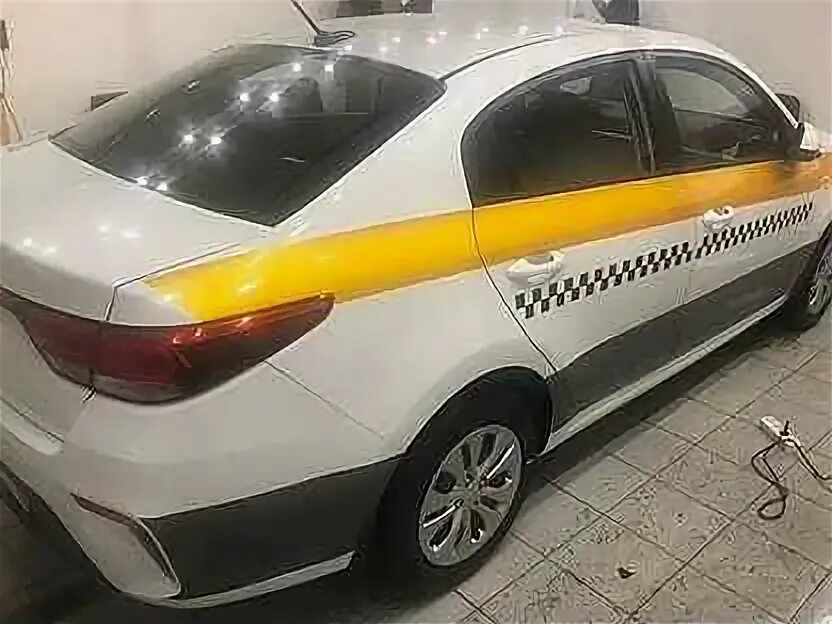 Демонтаж наклеек с автомобиля. Advan расклейка. Солярис 2 белый жёлтый серый такси. Расклейка такси. Расклейка авто от пленки.