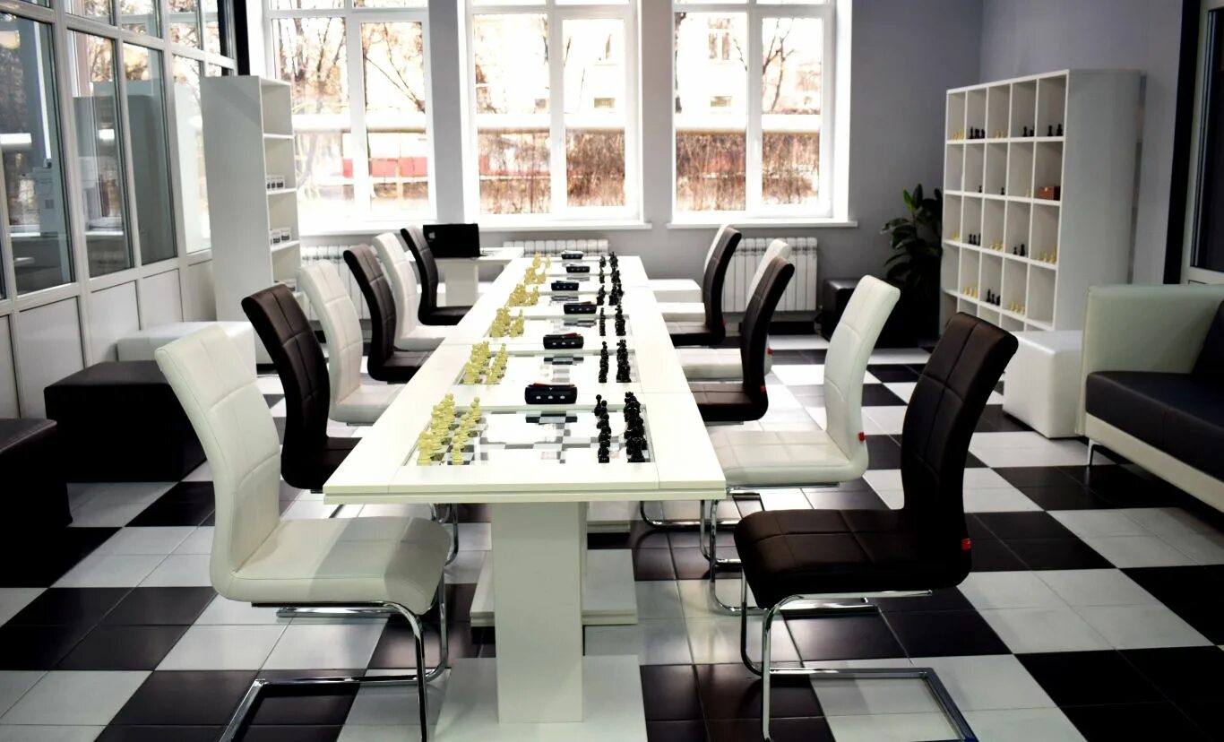 Комната в шахматном стиле. Пол шахматная доска в интерьере. Интерьер в шахматном стиле. Комната в черно белом стиле. Комната с шахматным столом.