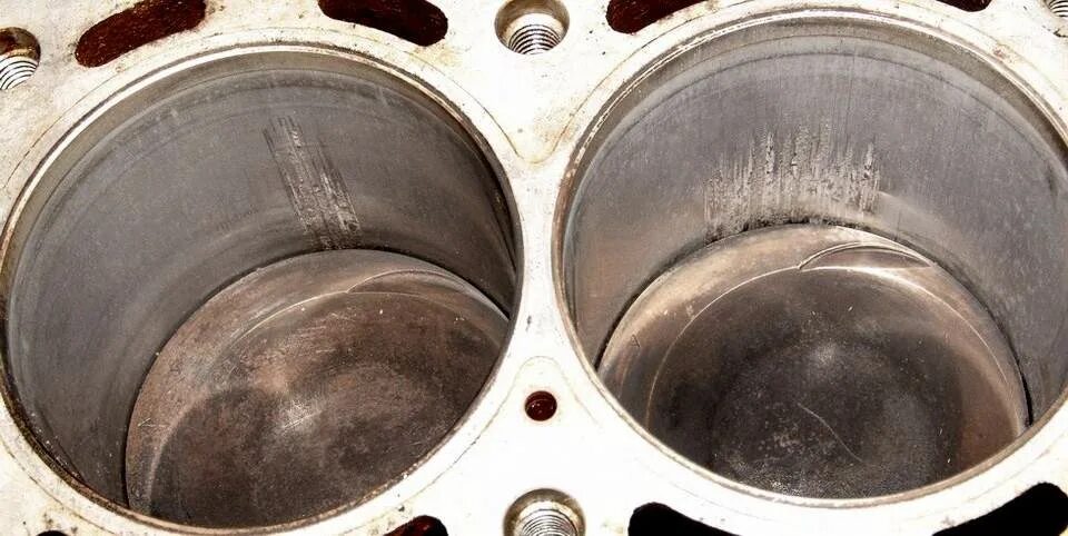 Износ цилиндров. Износ цилиндра b5254t2. Задиры на гильзах. Износ цилиндров двигателя. Задиры киа рио 1.