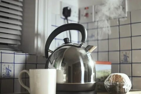 На столе стоит чайник с водой