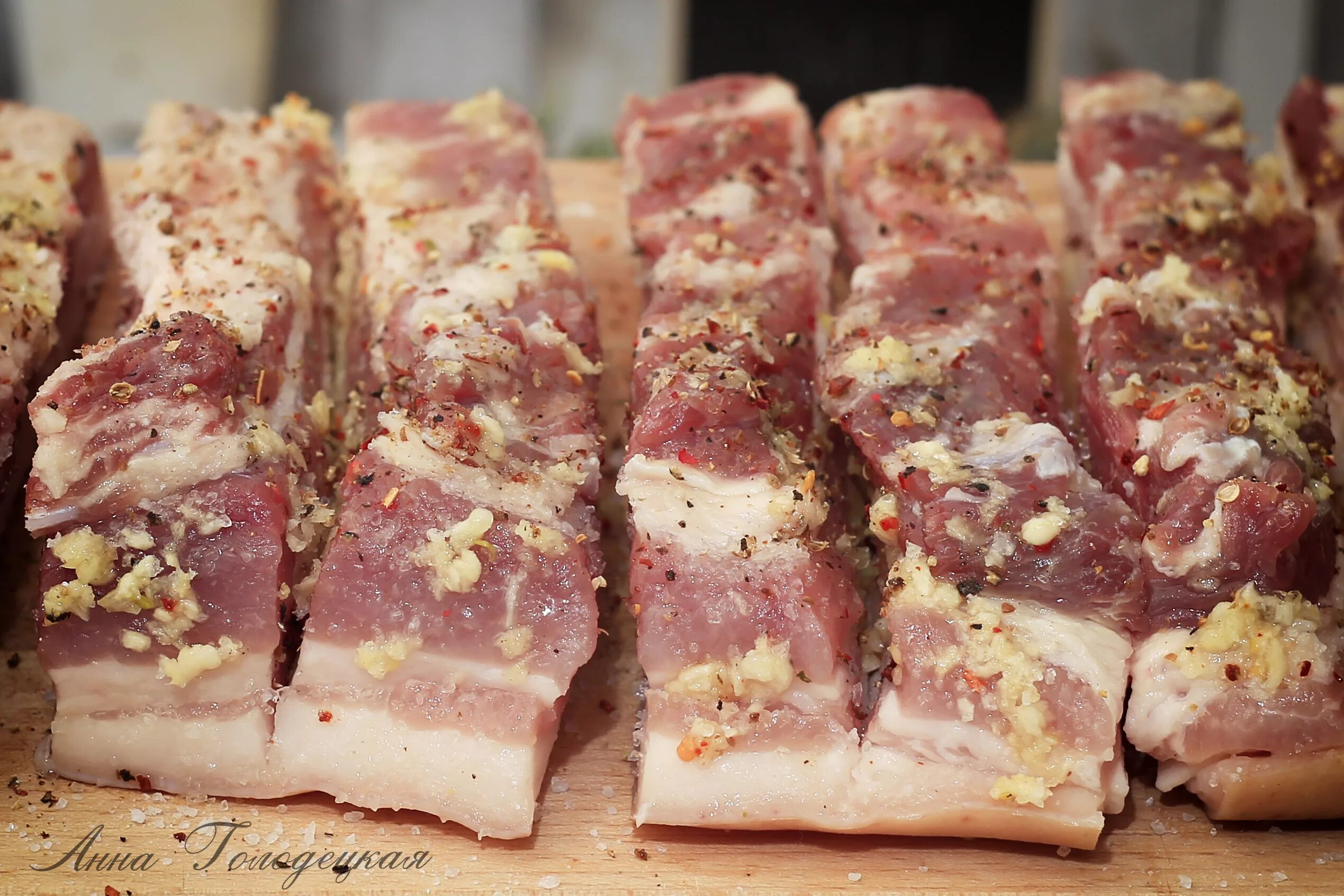 засолка сала с зеленью и аджикой. сало с прослойкой мяса. сало с солью. солим сало рецепт с чесноком. сало в чесночном маринаде.