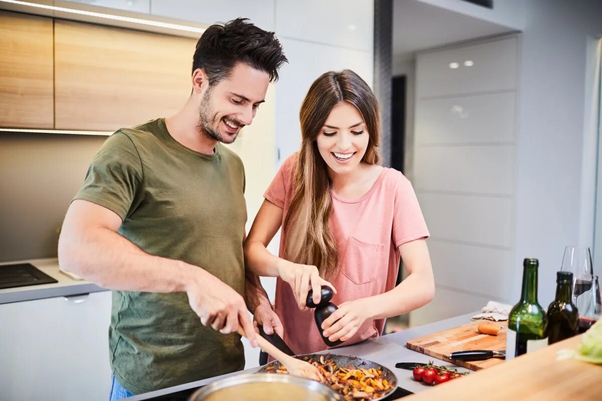 Husband first wife. Готовим вместе. Женщина на кухне. Человек готовит. Мужчина и женщина на кухне.