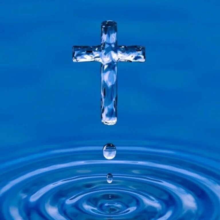Свято про воду. Святая вода. Крест в воде. Крещенская вода в стакане. Крещенская вода картинки.