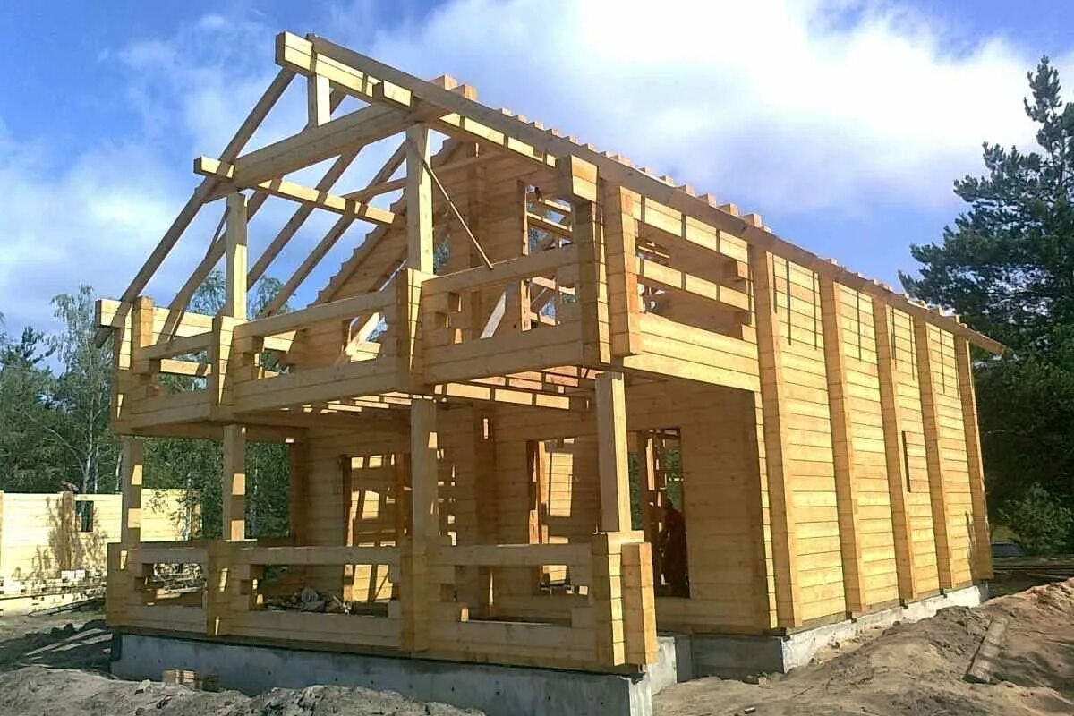 Каркасный деревянный дом. Постройки из бруса. Стройка деревянного дома. Деревянный дом из бруса стройка.