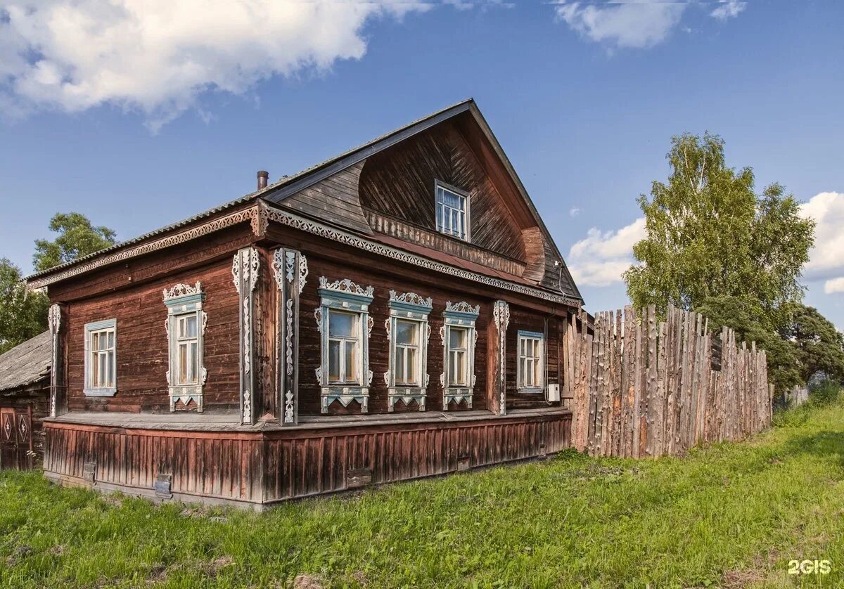 Деревня деревня старый домик. Деревенские дома. Старый деревянный дом. Всратый деревянный дом. Дома старого образца