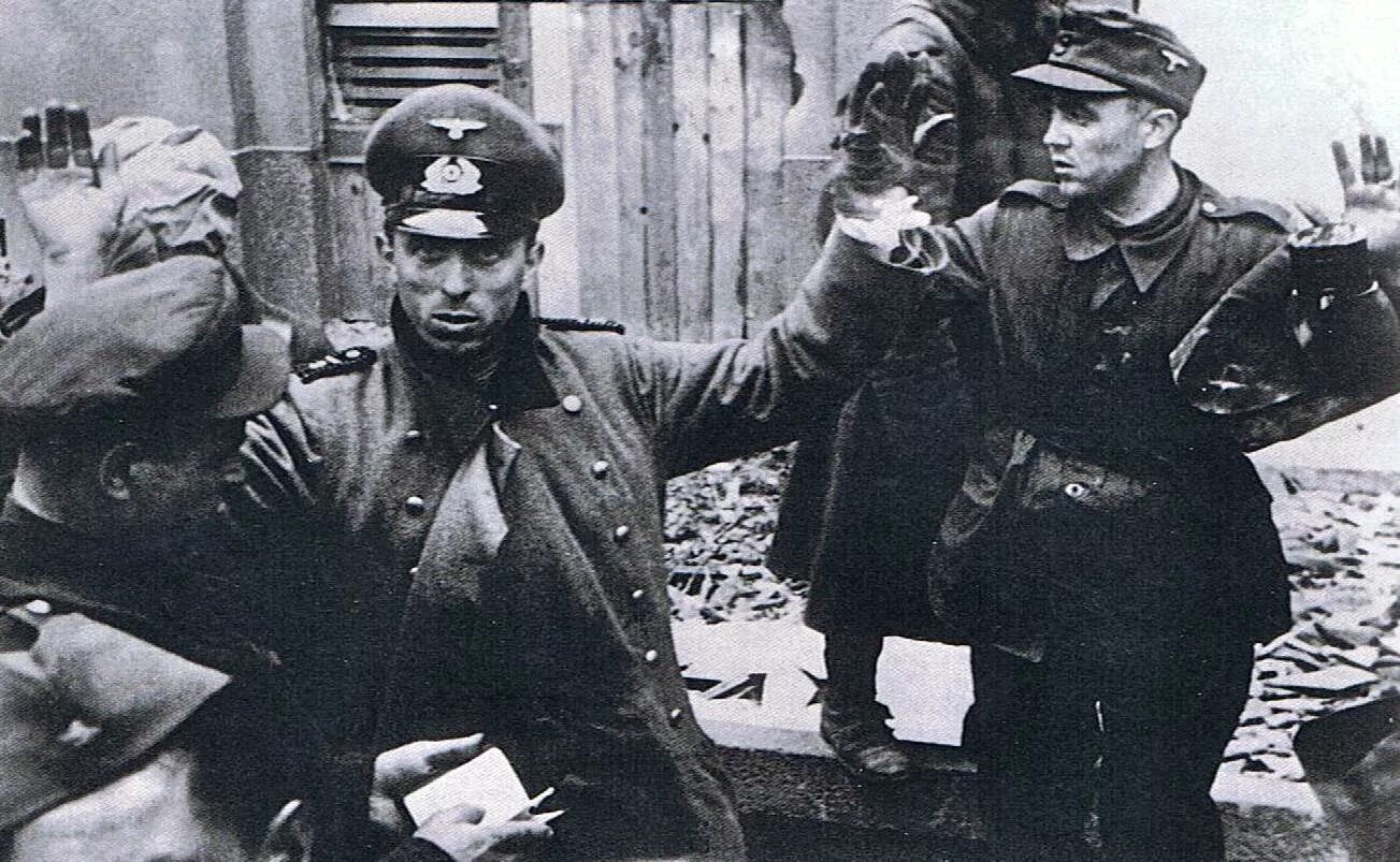 Немецкие солдаты сдаются в плен 1945. Берлин 1945 немцы сдаются в плен. Дивизия Нордланд Берлин 1945. Немецкие солдаты сдаются в плен в Берлине.