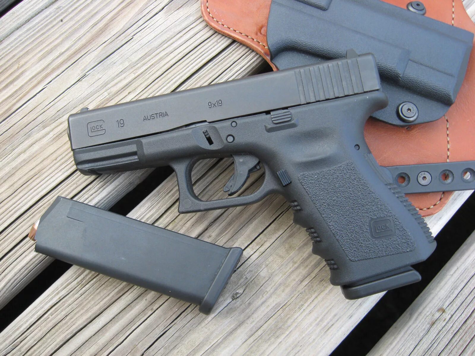 Glock. Глок 17 оружие пистолеты. глок 17 боевой. пистолет глок 19 боевой. пистолет glock 17 боевой.