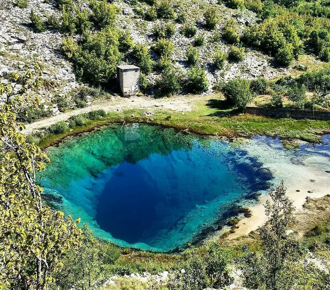 Голубое озеро крым. Голубое озеро в Крыму Скалистое. Озеро Цетина Хорватия. Голубое озеро большой каньон Крым. Исток реки Цетина в Хорватии.