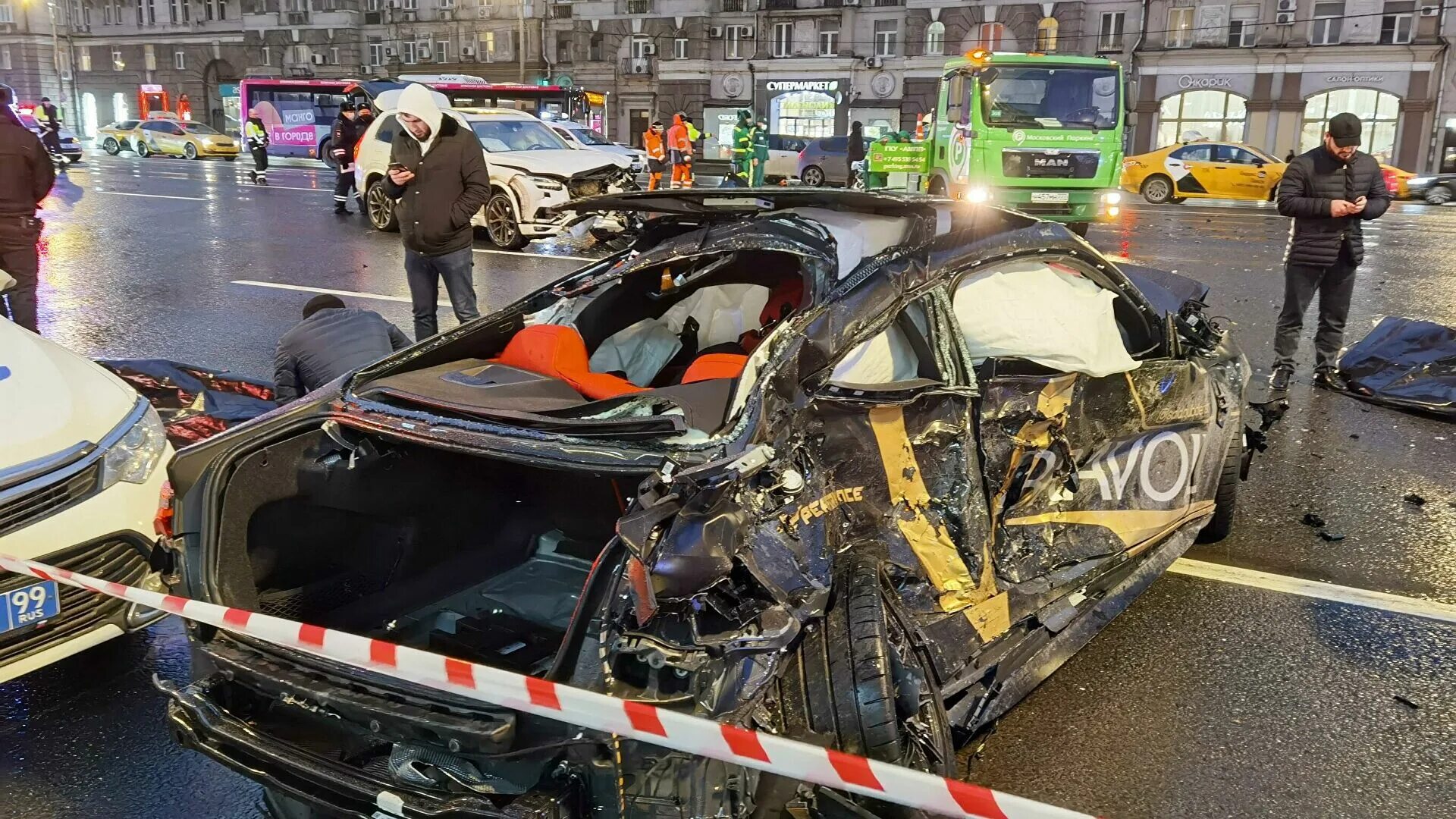 Видео где разбил. Блогер Саид Губденский авария. Саид Губденский авария на Кутузовском. Авария на Кутузовском проспекте Саид. Кутузовский проспект Саид Губденский.