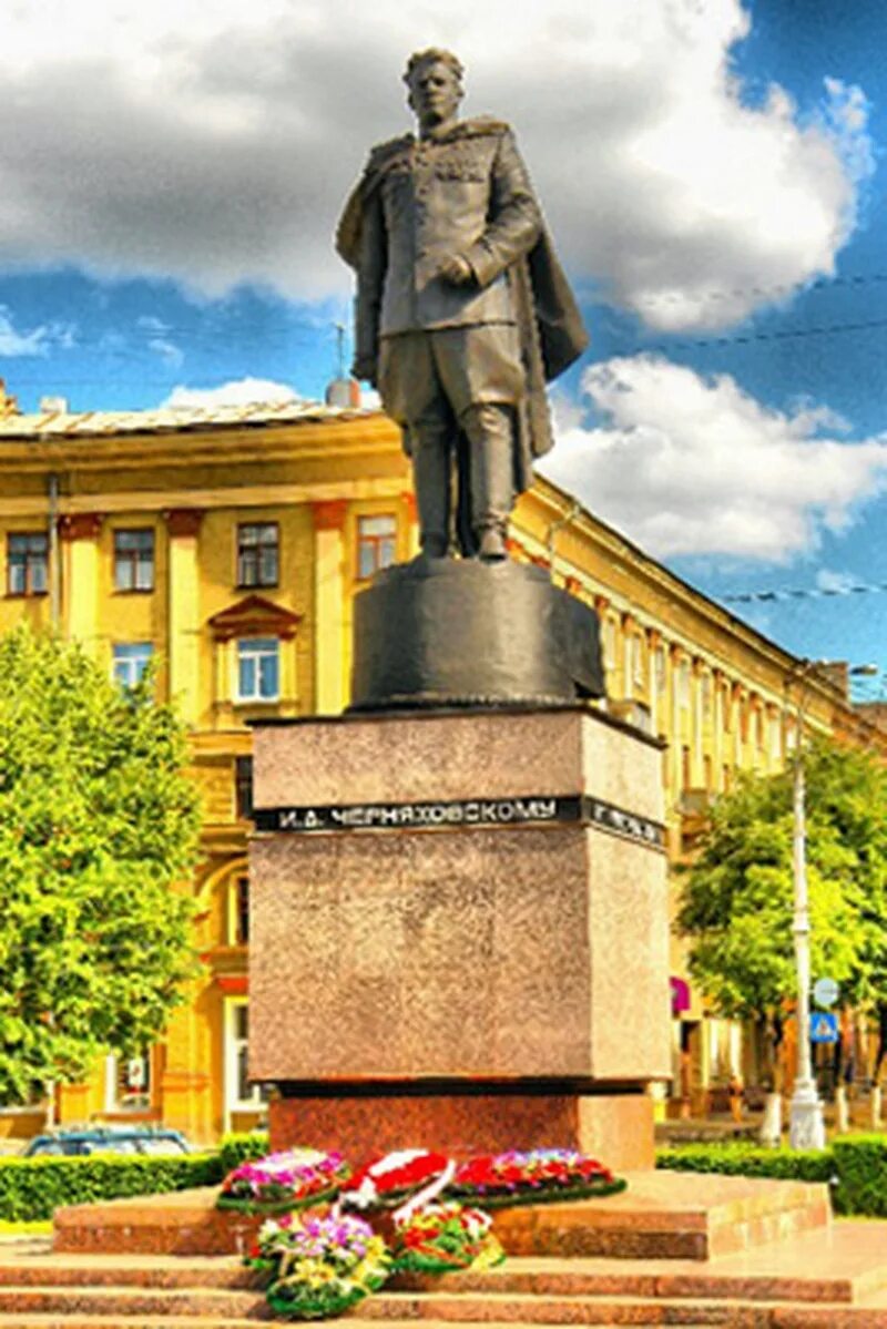Памятник черняховскому воронеж. Памятник генералу и. Томский. Памятник генералу и. Памятник черняховскому.