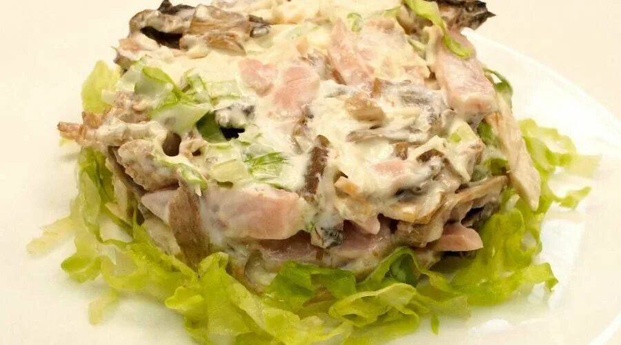 Салат с филе грибами сыром. Салат с ветчиной и грибами жареными. салат мясной с грибами. салат с ветчиной и грибами и сыром. салат с шампиньонами и ветчиной.