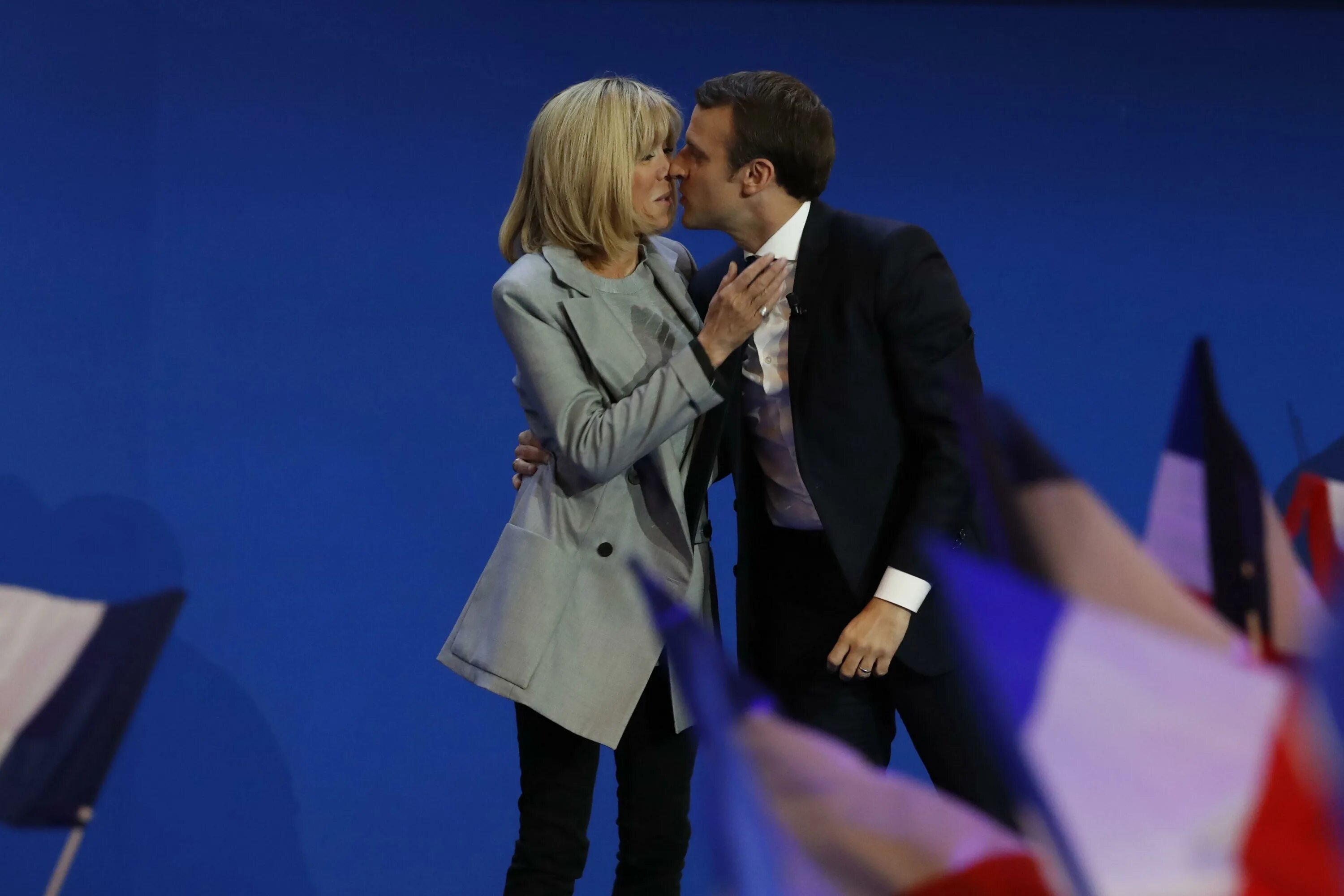 Брижит и Эммануэль Макрон поцелуй. Brigitte Trogneux. Макрон Брижит поцелуй. Макрон и Бриджит поцелуй.