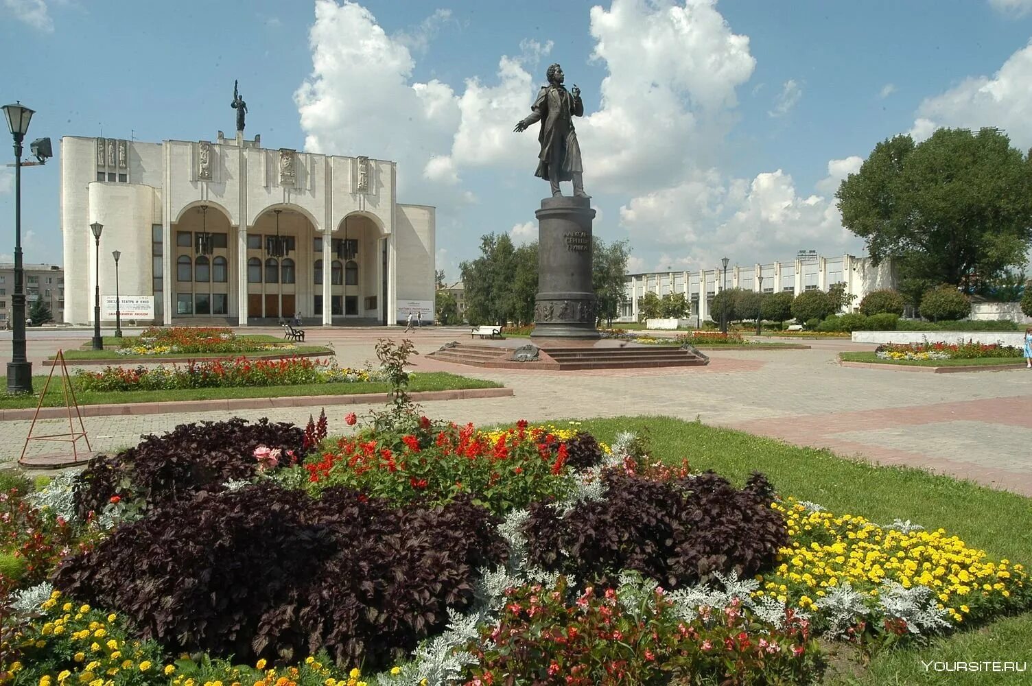 Курская область курск центральный. Драматический театр Курск. Курский государственный драматический театр имени а. с. Пушкина. Памятник на драмтеатре Курск. Театральная площадь драмтеатр Курск.