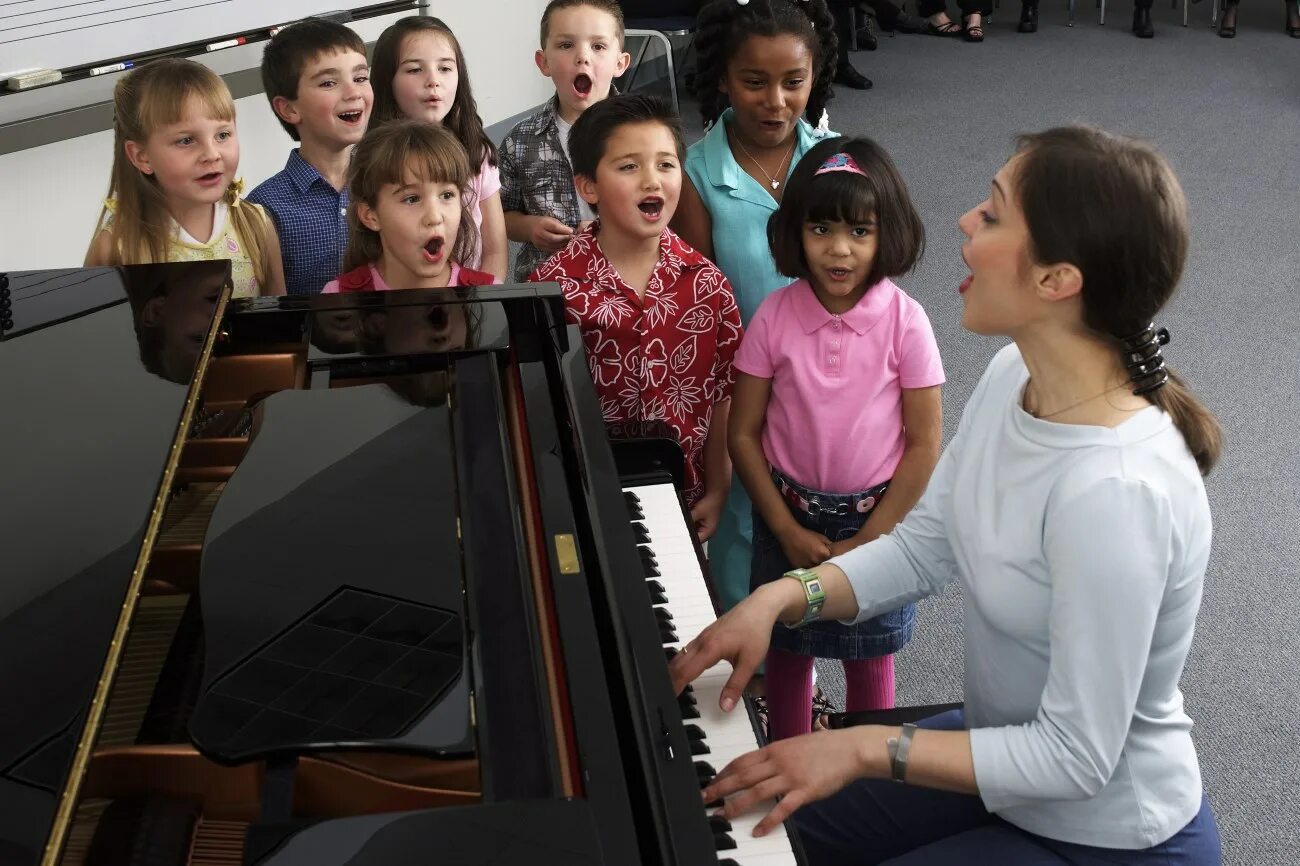 Вокальный класс. Урок в музыкальной школе. Дети в музыкальной школе. Музыкальный кружок для детей. Школьники поют.